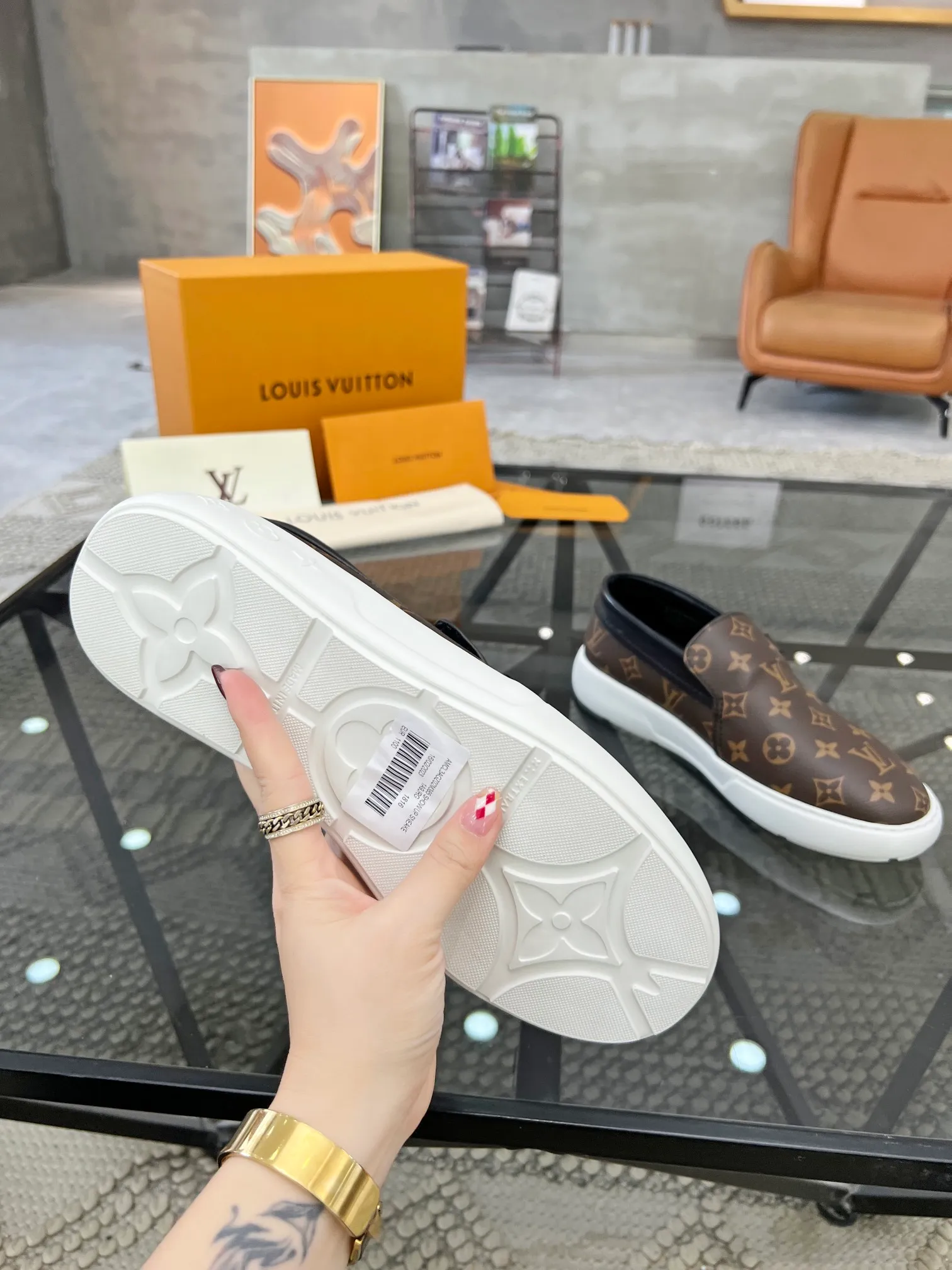 Factory price: 520💰 LV🔍Top purchasing agent🇮🇹 Road The most popular sneakers are available at the same time in the super popular sports shoe counters. The uppers are made of Italian original imported cowhide fabric. The classic and generous layout is a must-have for fashionistas. The complex craftsmanship is perfectly reproduced. The imported soft water-dyed cowhide lining is padded. The soles are: original soles specially provided by the factory. The exclusive foamed molded soles are super comfortable. The original factory follows the order. 🔍🔍High quality. You can go in and out of the counter at will. Welcome to compare. Size 39-45 (38 can be ordered)